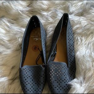 Nwt-  navy pointed flat size 8
